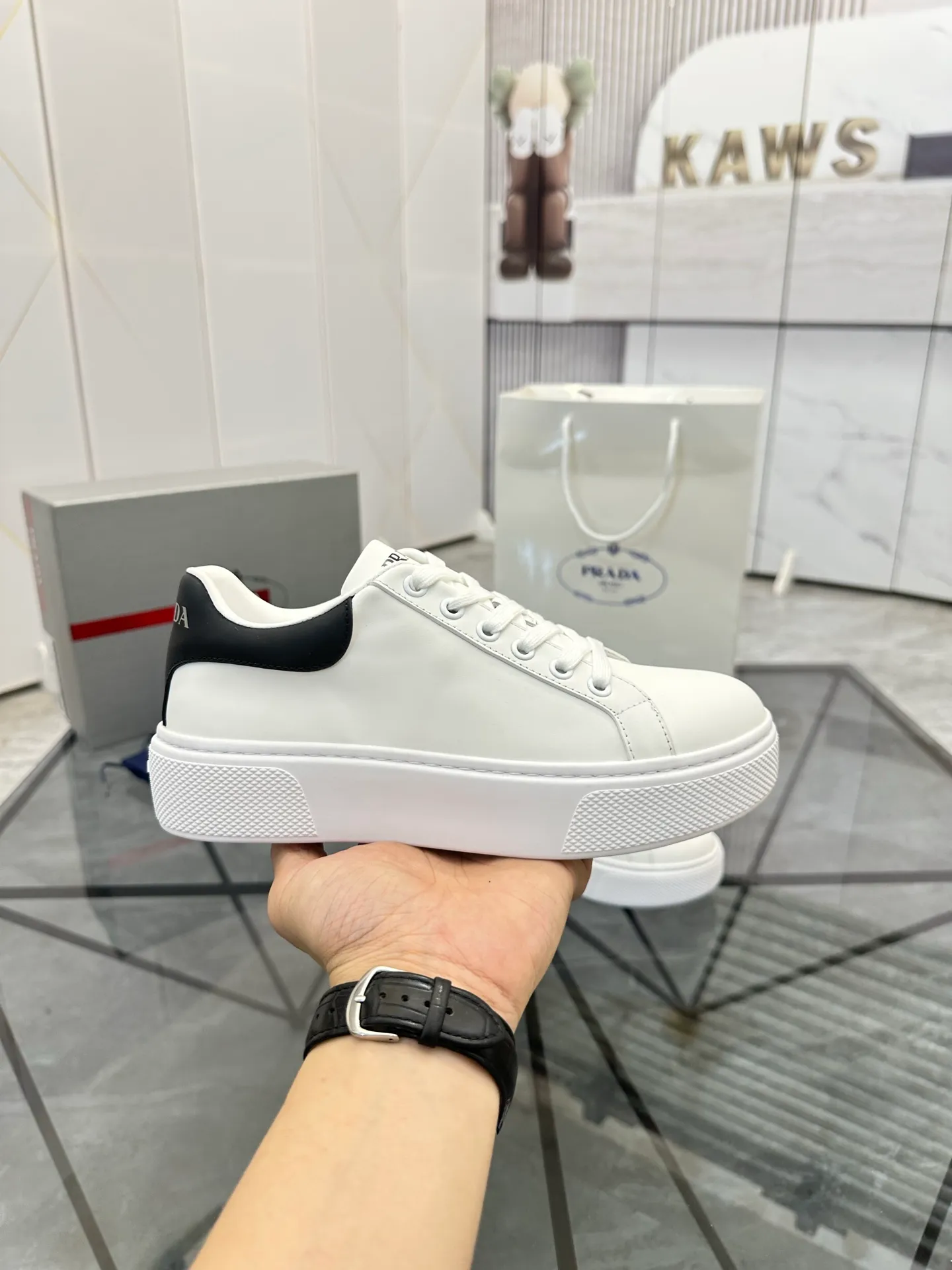 Men's shoes for sale 💰: 💰P520¥ High-end top quality Product trademark: Prada *"Prada*" low-top casual shoes Regular size: 35-45 (can be customized to 46) Couple style Product materials: imported first-layer cowhide leather upper, water-dyed sheep lining, original ultra-light foam outsole. No.: H201